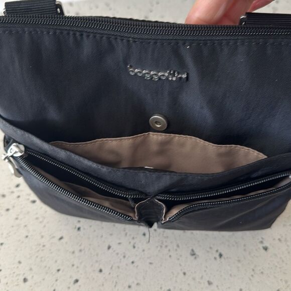 Baggallini Black Nylon Messenger Crossbody Bag Versatile Minimalist Travel EUC - Picture 11 of 12